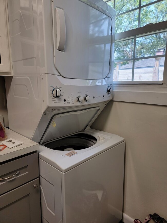 Building Photo - 2 BR 1 Full Bath Duplex Virginia Place