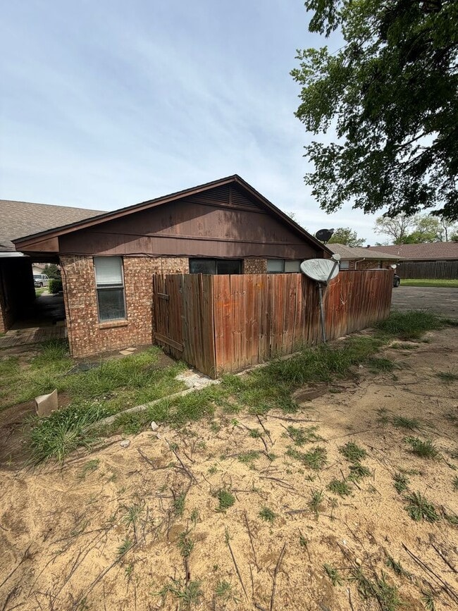 Building Photo - 2511 Oakhurst Dr