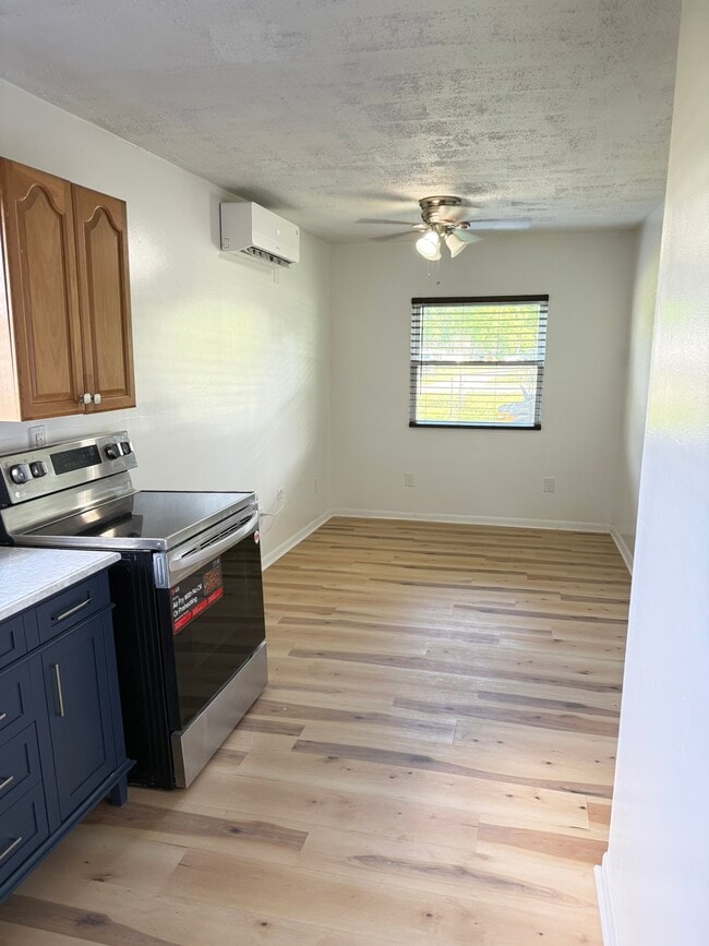 Building Photo - 11414 Sralla Rd