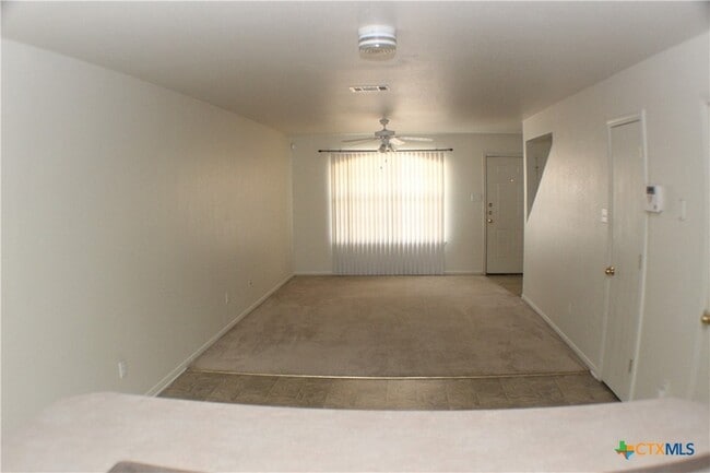 Building Photo - 102 E Robin Ln