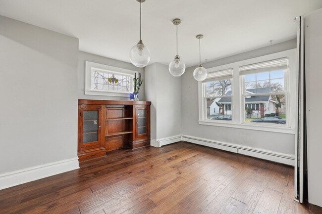 Building Photo - 48 Marinus St