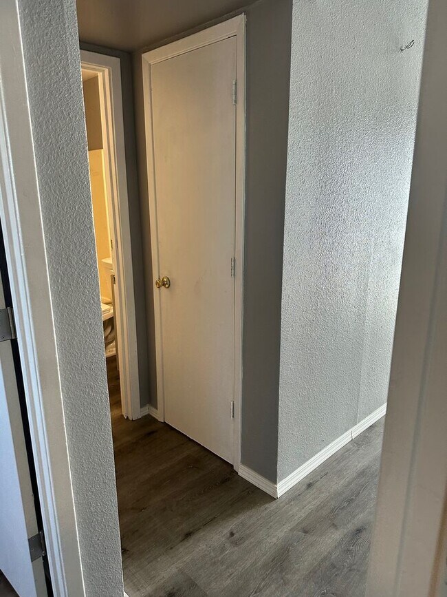 Building Photo - 1277 Jelso Ave