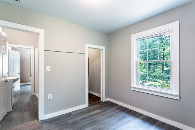 Building Photo - Convenient to Brevard & Hendersonville