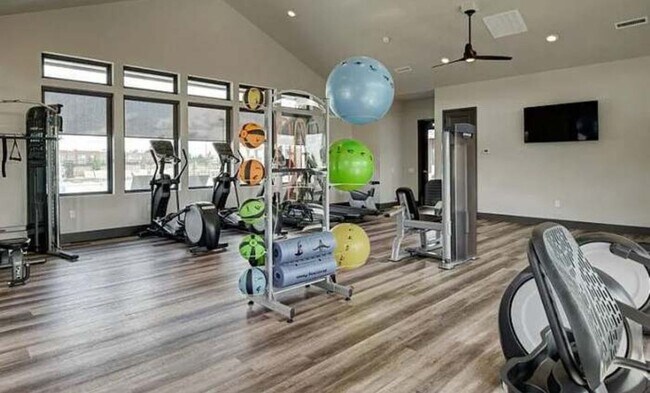 Building Photo - **Price drop: $2395 + $150.00 off for your first 3 months**- Lovely 3 bedroom home in Hillsboro