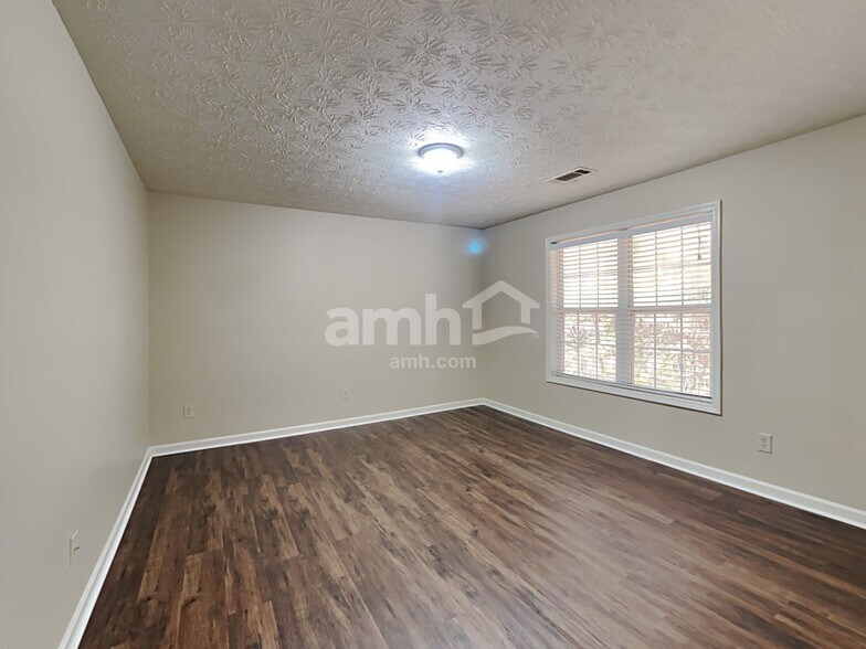 Building Photo - 682 Simon Park Cir