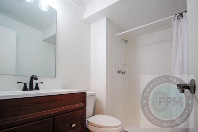 Building Photo - Spacious 4-bedroom, 3-bath home in Omaha