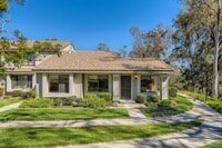 Building Photo - 2 Bedroom 1 Bath - Single Level Townhome Available mid June