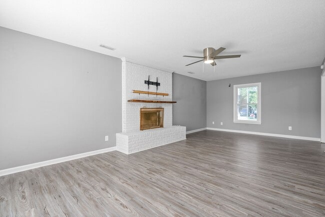 Building Photo - 830 Iris Ln