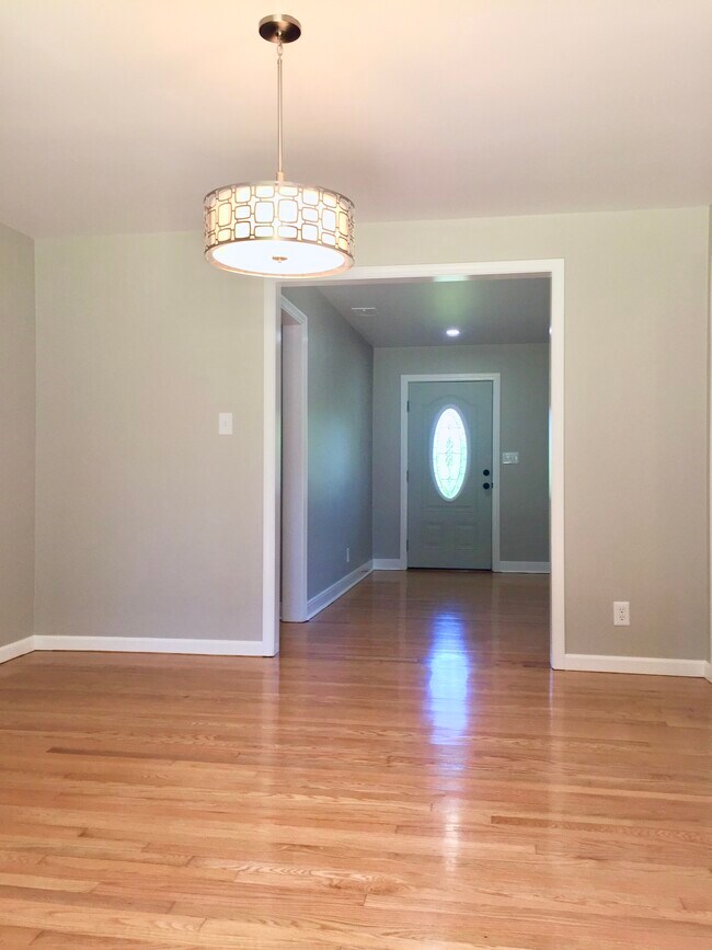 Building Photo - 802 Hillmoor Dr