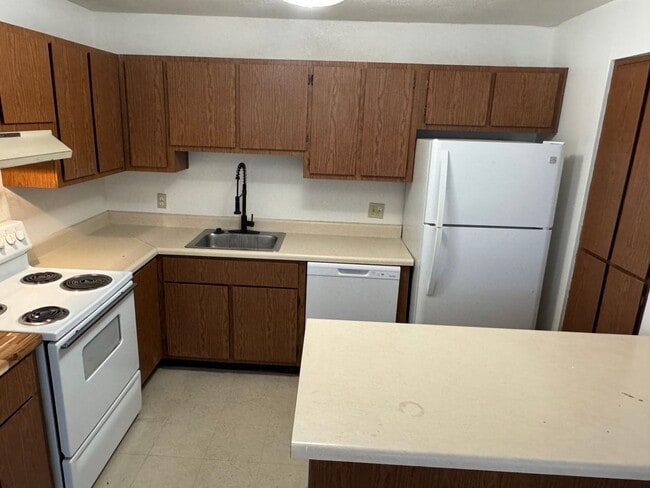 Building Photo - READY NOW! Ground-Level Condo in Universit...