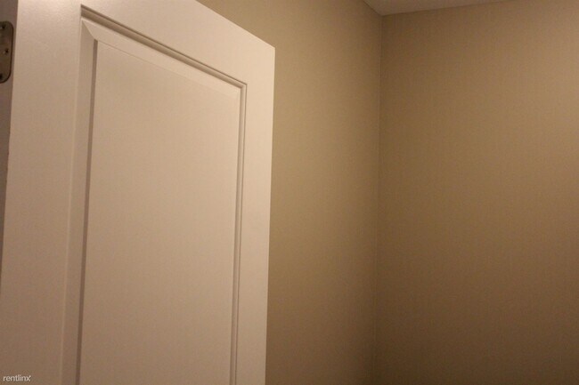 Building Photo - 3 br, 2.5 bath Duplex - 418 N Saginaw Rd