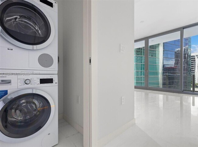 Building Photo - 300 Biscayne Blvd Way