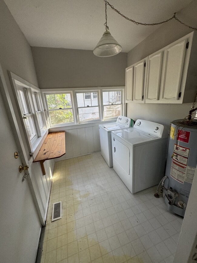 Building Photo - 86 Maxwell Ave SW