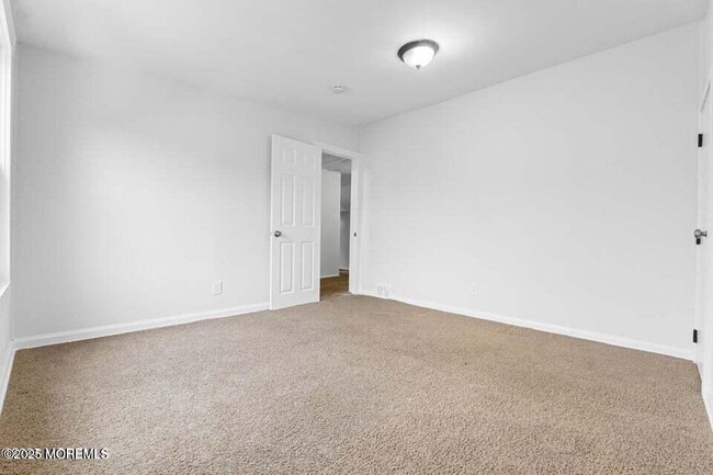 Building Photo - 207 Oakwood Ave