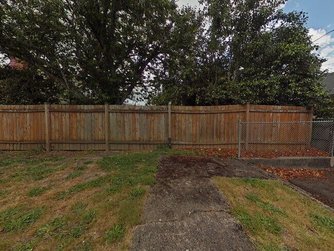 Building Photo - Apartment ~ Close to Campus ~ Cat Friendly