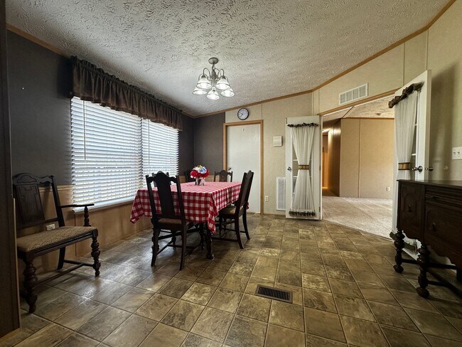 Building Photo - Spacious 4 bedroom/2 bath home for rent - ...