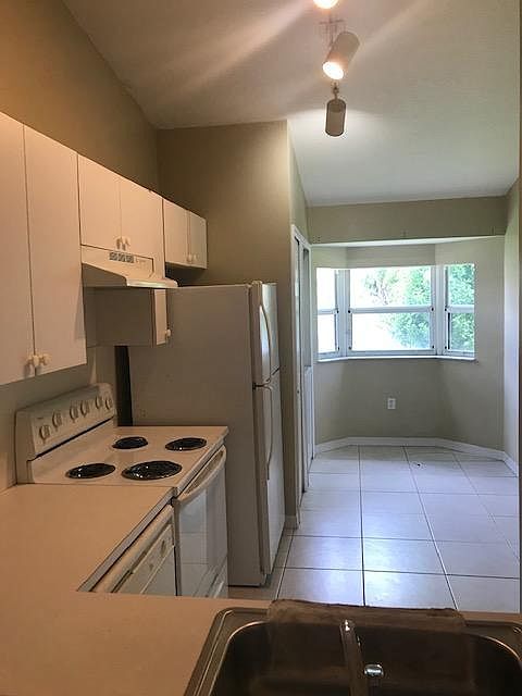 Building Photo - 2621 SE 12th Rd