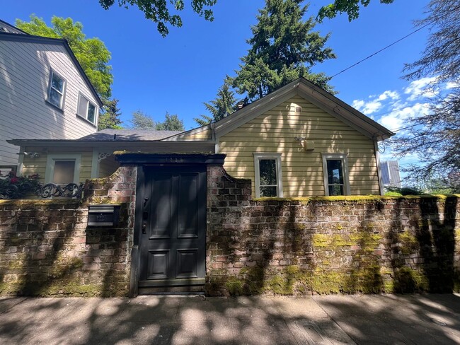 Building Photo - Charming 3 Bed 3.5 Bath home in Southwest ...