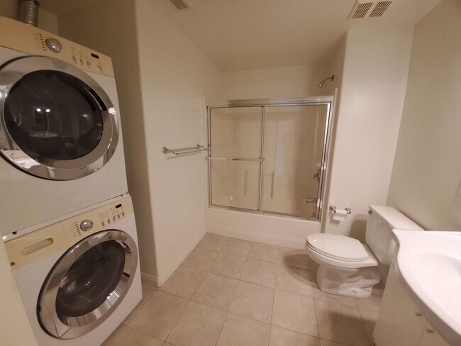 Building Photo - Gorgeous 3rd floor Corner Unit 3Bed/2Bath in Oceanside