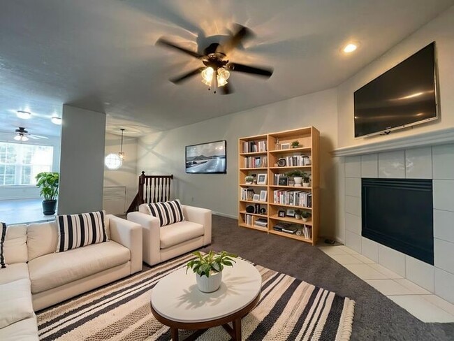 Building Photo - Everyday Comfort in Creekwood Park Townhom...