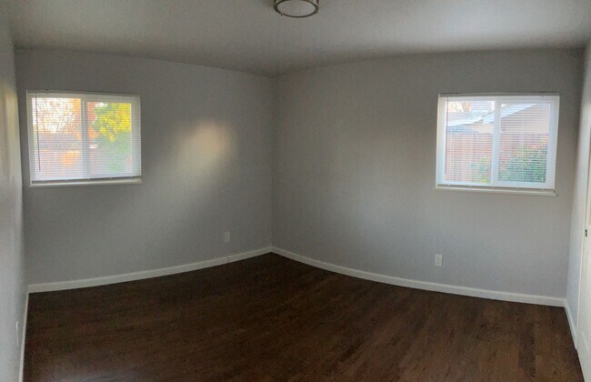 Building Photo - 2500 Dana Ln