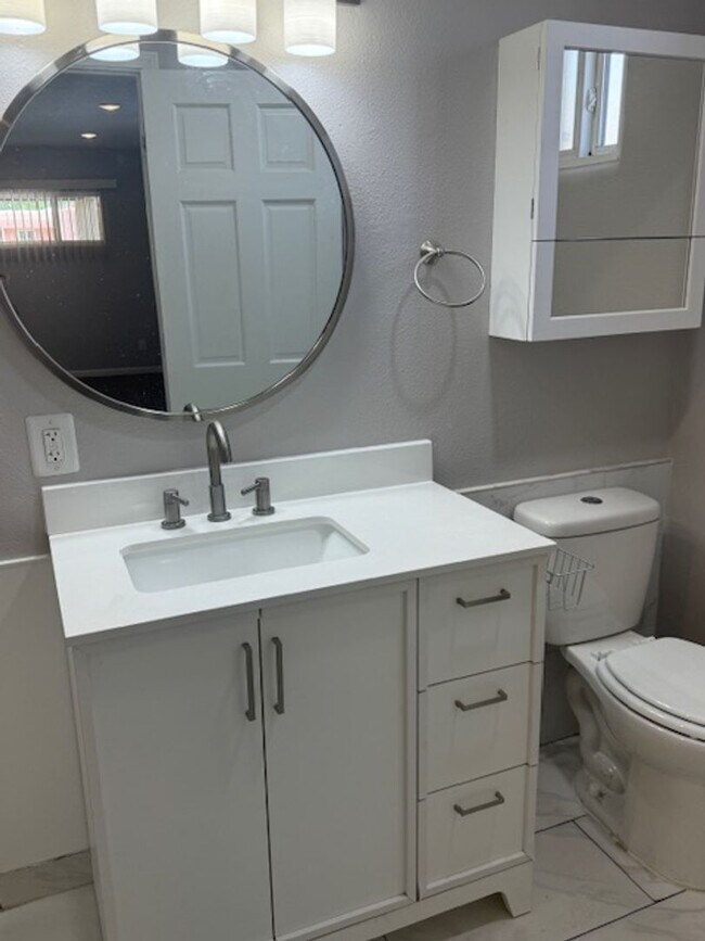 Building Photo - Beautiful 3 bedroom 2 bath 2 car garage ho...