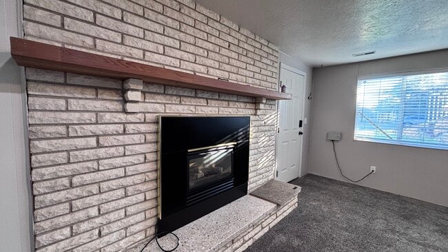 Building Photo - 1238 Newport Ln