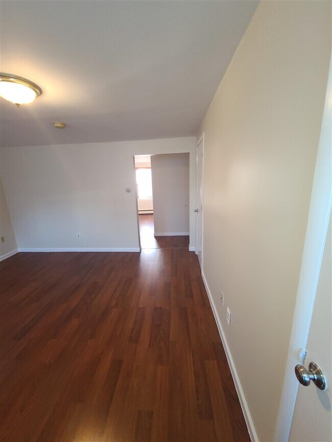 Building Photo - 356 4th St