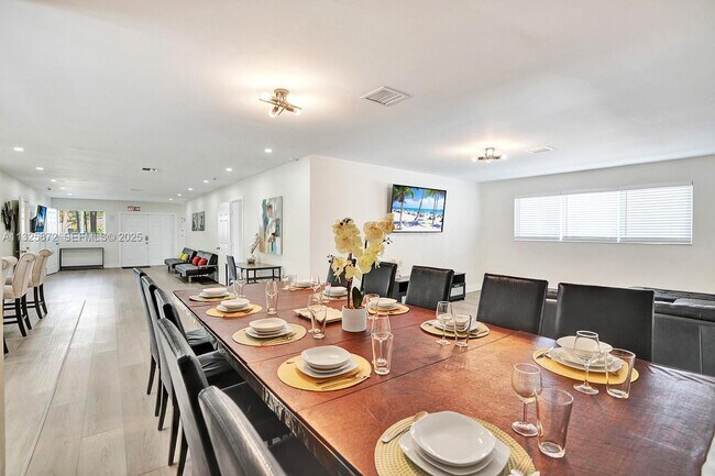 Building Photo - 1018 Adams St