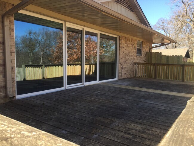 Building Photo - 407 N Carl St