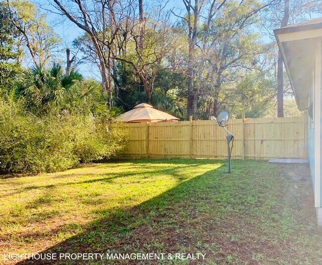 Building Photo - Renovated 2/1 Westside Duplex