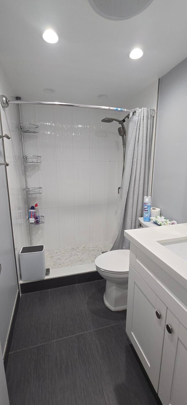 Building Photo - 3300 N Palm Aire Dr