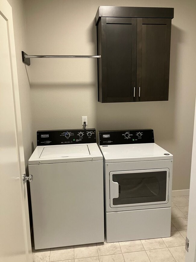 Building Photo - Large Three Bedroom Home in Sustainable South Salem Community