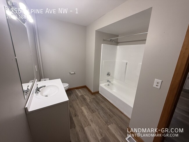 Building Photo - Spacious 2 Bed, 1 Bath – Updated & Ready t...