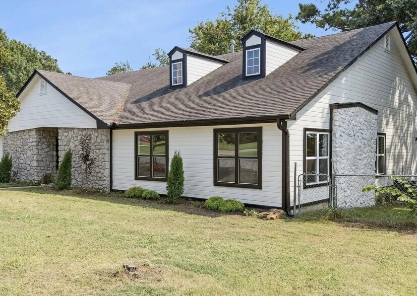 Building Photo - 610 W Fairview St