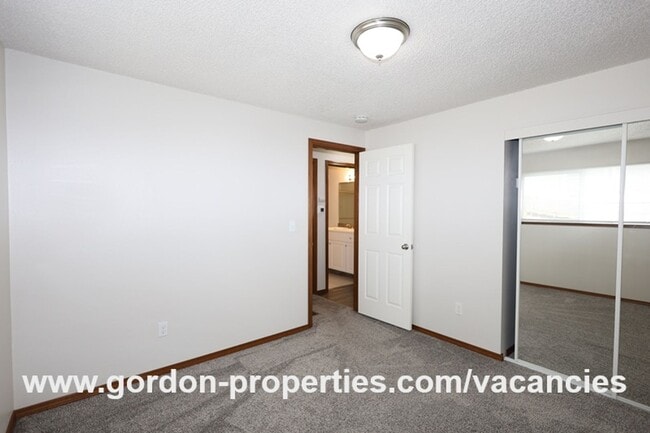 Building Photo - Webster Rd - Gladstone 2 bedroom duplex