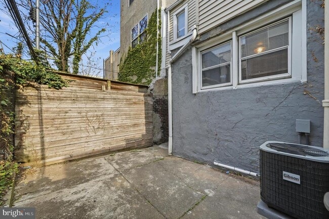 Building Photo - 430 Cross St