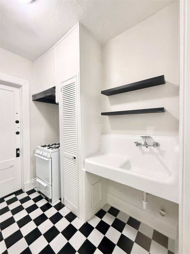 Building Photo - 3920 Fannin St