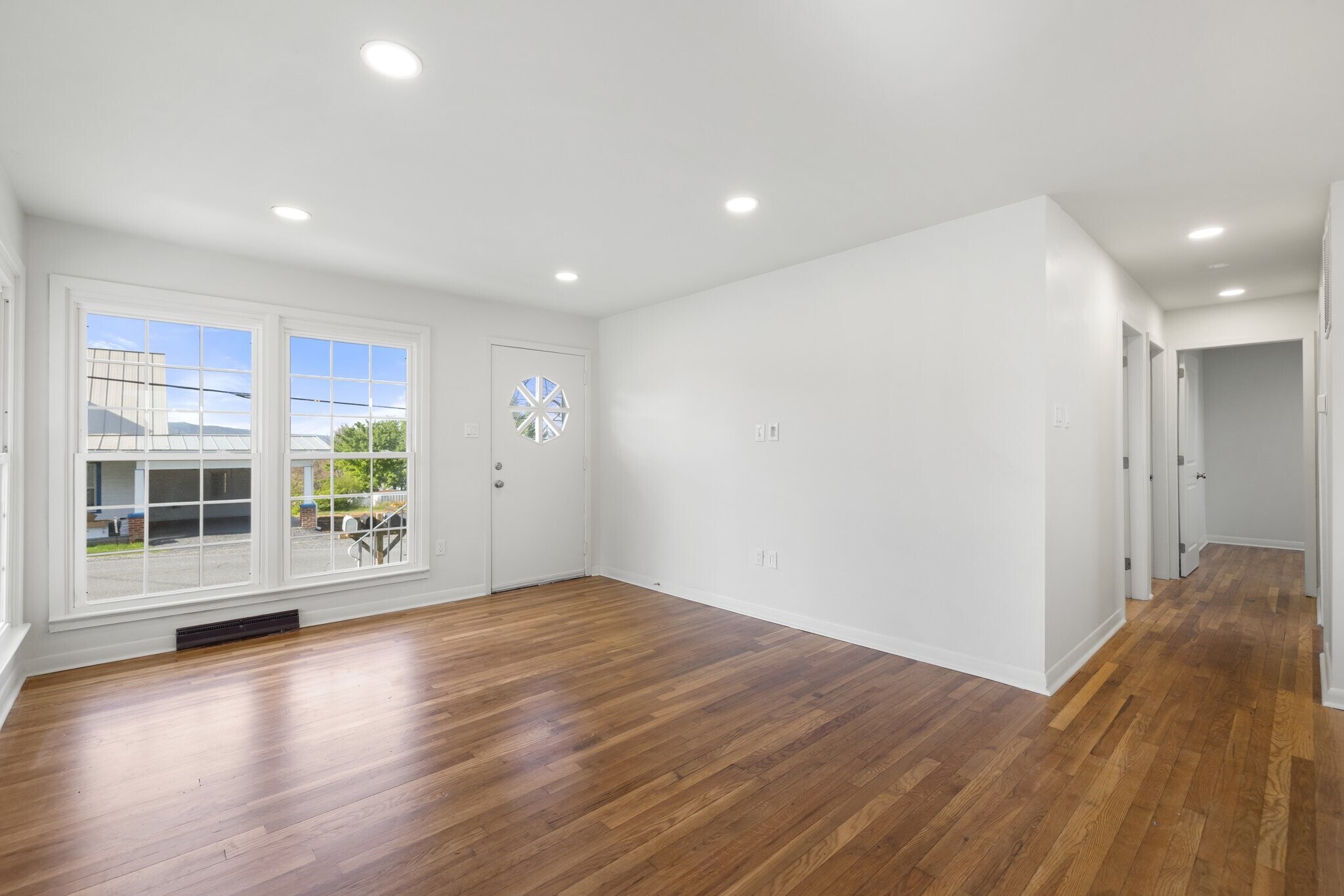 Building Photo - 389 Thompson St