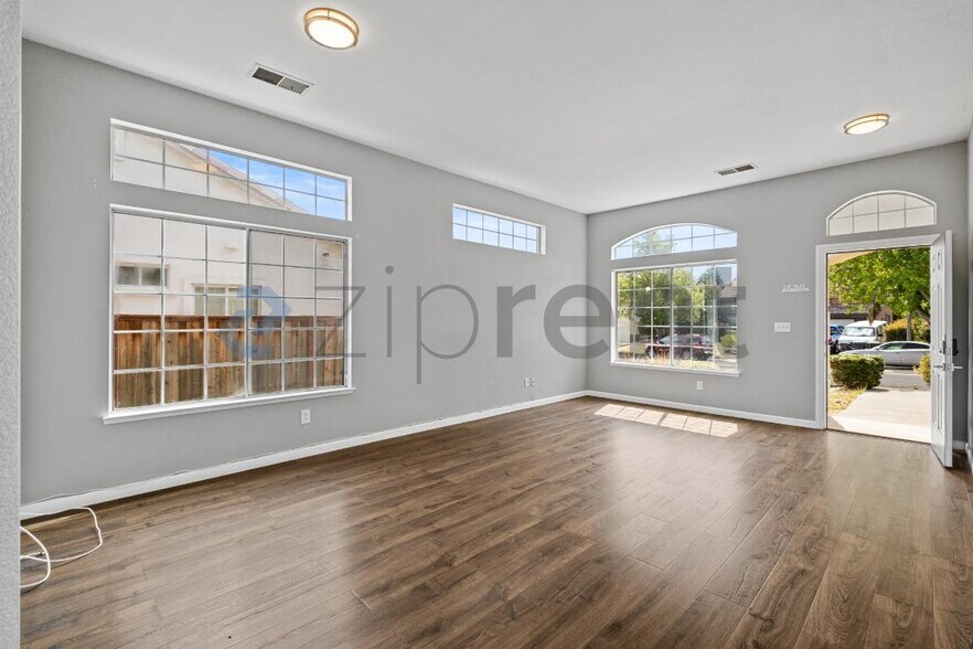 Building Photo - Unit