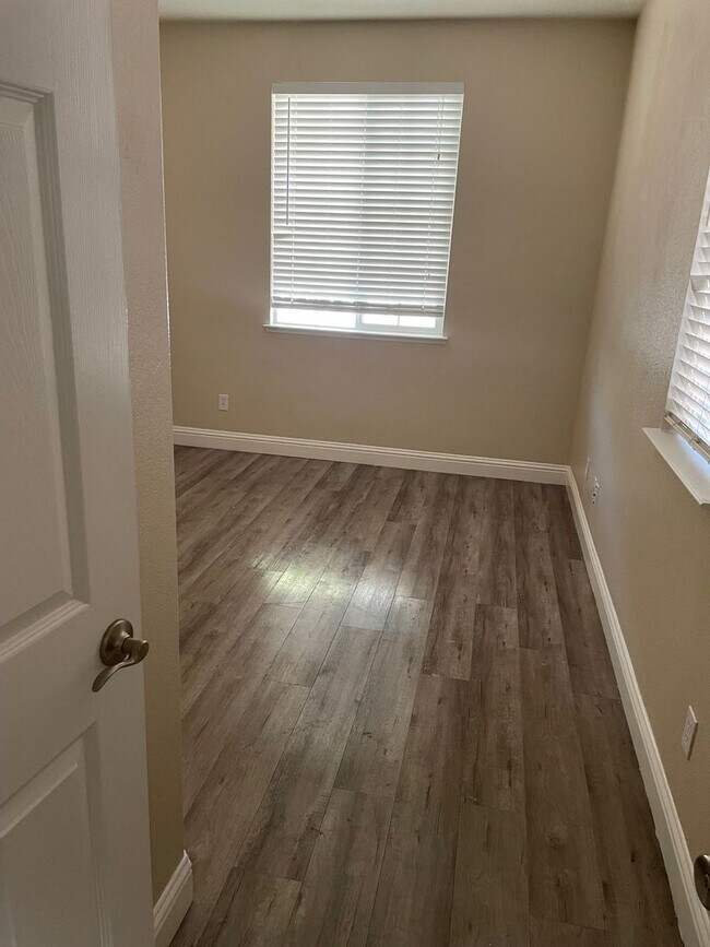 Building Photo - Beautiful 5 Bedroom 3 Bath Home in Twelve ...