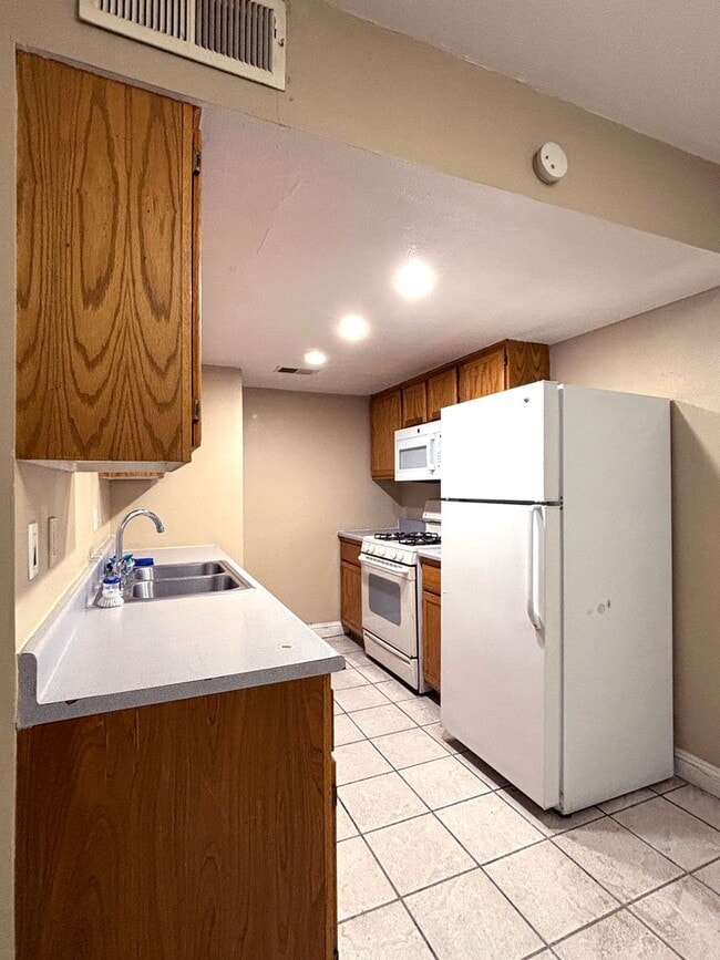 Building Photo - 2 Bedroom / 2 bath townhouse with 1 car garage