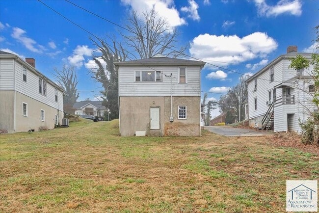 Building Photo - 611 Watt St