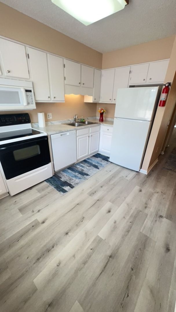 Building Photo - 2BR/2.5BA Townhome