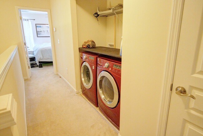 Building Photo - 3bd/3.5ba Spacious 3 Floor Townhouse in Durham's Stratford Lakes Neighborhood!