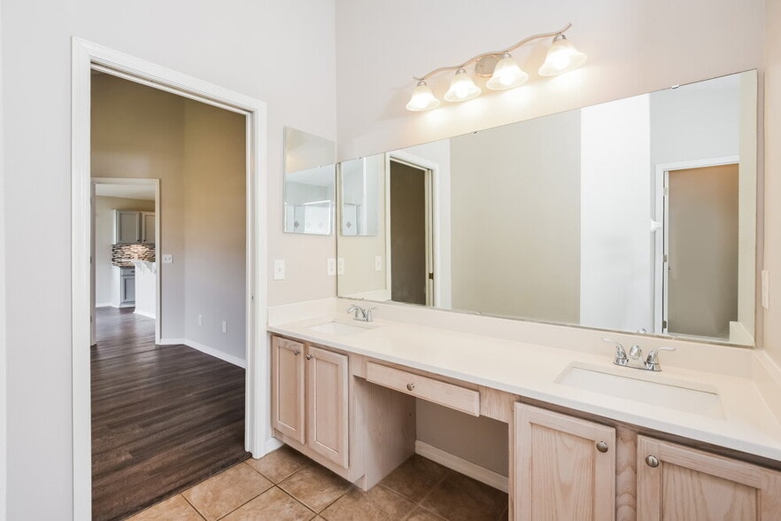 Building Photo - 1035 Pine St