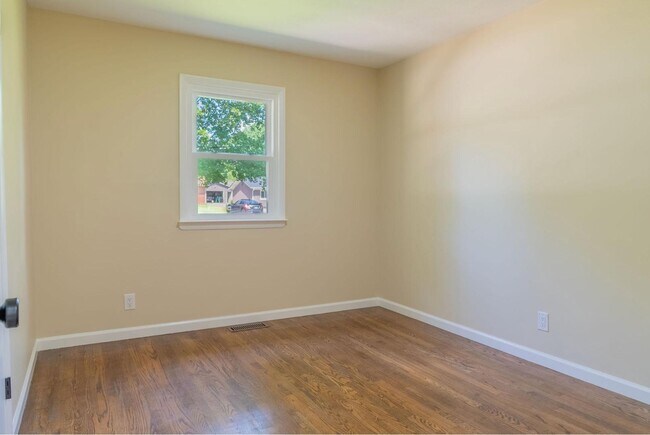 Building Photo - 462 Woodview Dr
