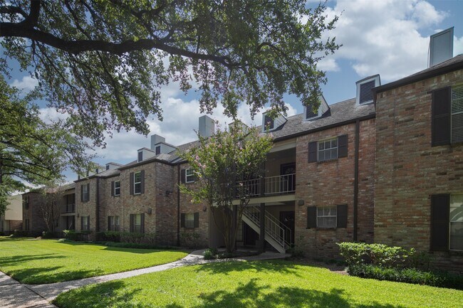 Building Photo - 12971 Trail Hollow Dr