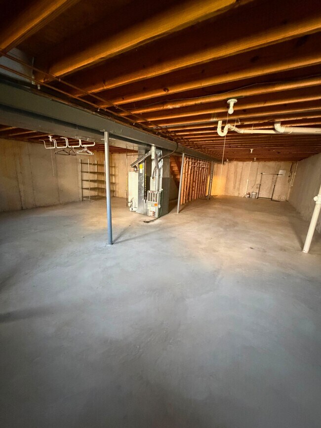 Building Photo - 2048 Peine Forest Dr
