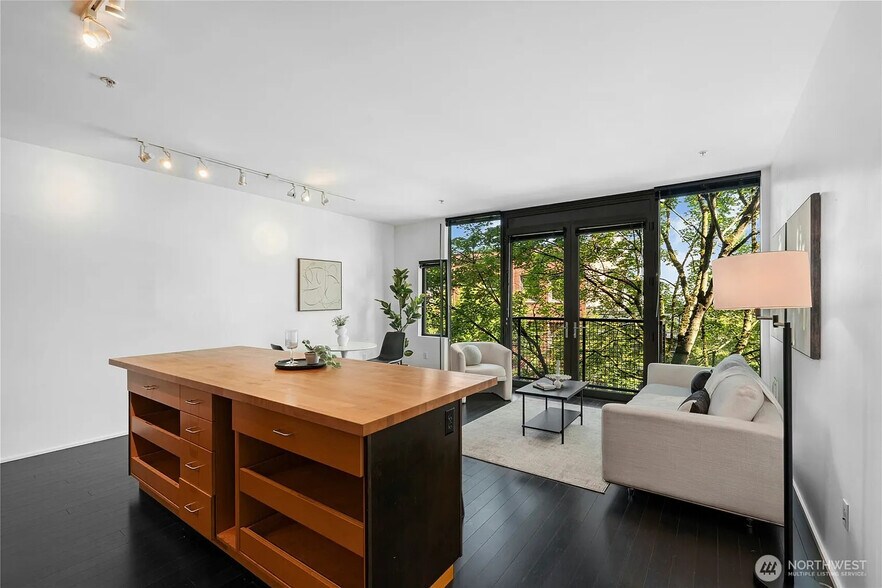 Primary Photo - 1111 E Pike St